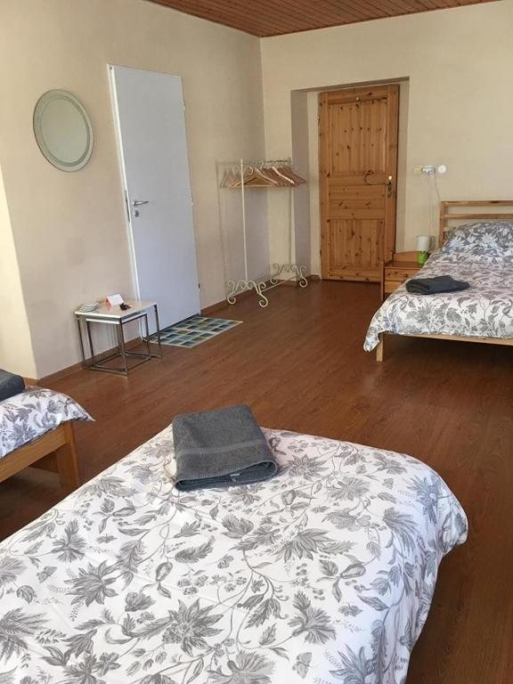 Prostorný pokoj s dřevěným stropem